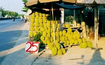 Sầu riêng rớt giá, bày bán đầy đường chỉ từ 25.000 đồng/kg