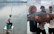 Câu được cá trắm đen khủng, cần thủ không bắt mà thả lại sông
