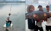 Câu được cá trắm đen khủng, cần thủ không bắt mà thả lại sông