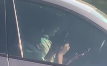 CSGT ngồi trên ô tô ‘hóa trang’ ghi hình xử lý tài xế dùng điện thoại khi lái xe trên cao tốc