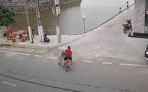Màn ôm cua xe đạp 'cực khét' đi vào lòng ao