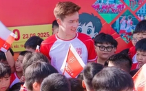 Hoàng Đức vắng mặt đột xuất, áo ấm vẫn đến trường