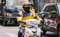 TP.HCM nắng nóng đỉnh điểm: Người dân tránh nắng mọi lúc, mát lòng với những bình trà đá miễn phí