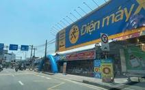 Dựng cả khung rạp trên vỉa hè Đà Nẵng để bày biện hàng hóa, căng dây làm chỗ để xe