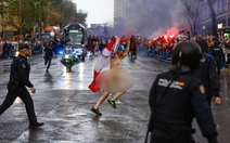 Xe buýt Real Madrid bị người khỏa thân chặn đường