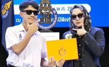 Cô hiệu trưởng gây sốt với màn trao bằng tốt nghiệp quá đáng yêu