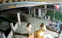 Pha ôm cua xe đạp điện tông rung cột nhà