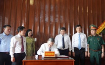 Tổng Bí thư, Chủ tịch nước Tô Lâm viết lời tri ân trong sổ vàng di tích Bến phà Gianh