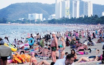 Biển Nha Trang đông nghẹt người dân, du khách đến 'giải nhiệt', hàng quán ven biển ăn nên làm ra