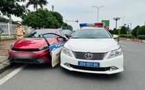 Vi phạm nồng độ cồn và chạy quá tốc độ, nam tài xế tông gãy cửa xe cảnh sát giao thông