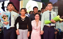 Học sinh TP.HCM kể về mẹ nuôi trong lễ trưởng thành, nhiều người bật khóc