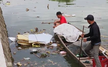 Người ném vỏ chai bia xuống sông Kẻ Vạn ở Huế phải tự thuê ghe đi vớt lên lại