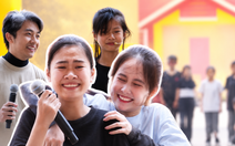 Cô bé bật khóc hạnh phúc khi nhận được tấm bảng thưởng có giá trị cao