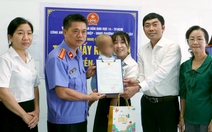 Trao giấy khai sinh cho bé trai 2 tuổi tại TP.HCM bị mẹ ruột và người tình bạo hành