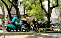 Nắng nóng gay gắt, mưu sinh nhọc nhằn giữa trưa gần 38 độ ở TP.HCM