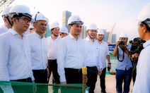 Cầu đi bộ qua sông Sài Gòn thành hình, sắp lai dắt vòm thép hình tượng lá dừa nước về lắp dựng