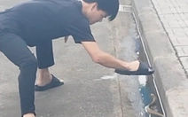 Thanh niên hú hồn khi trổ tài bắt rắn