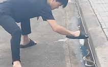 Thanh niên hú hồn khi trổ tài bắt rắn