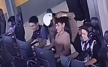 Thanh niên được ôm hôn liên tục sau màn 'tác động vật lý' nhầm trong quán net