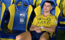 Ronaldo chết lặng nhìn đồng đội ‘phá’ hỏng tiệc vô địch sớm