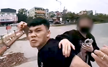 Chở bạn gái không đội mũ bảo hiểm, nam tài xế còn lao vào đấm cảnh sát giao thông khi bị kiểm tra