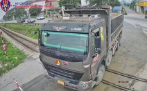 Tài xế liều lĩnh điều khiển xe tải vượt gác chắn đường sắt ở Thanh Hóa