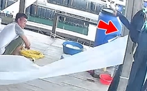 Hai anh trai cười như được mùa khi thấy đồng nghiệp ngã nhào xuống sông
