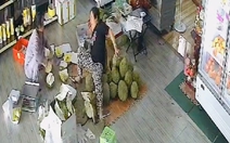 Cô gái 'ngã dập mông' vào đống sầu riêng