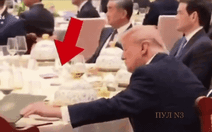 Video ông Trump 'lén' mở xem tài liệu của ông Tập gây sốt mạng, sự thật ra sao?