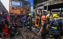 Xe buýt cháy rụi sau khi va chạm với tàu hỏa ở Bangkok, 8 người thiệt mạng
