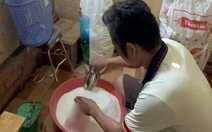 Công an TP.HCM bắt nhóm làm bột ngọt giả thương hiệu nổi tiếng, lên đến hàng tấn