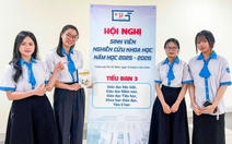 Sinh viên làm tài liệu ngôn ngữ ký hiệu giúp phụ huynh giao tiếp với trẻ điếc