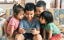 Không thể giao trẻ em cho mạng xã hội: Gia đình đừng buông lỏng các em