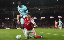 Ngôi sao Arsenal gặp sự cố hài hước