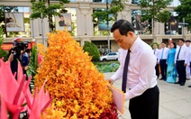 Bí thư Trần Lưu Quang cùng đoàn đại biểu TP.HCM dâng hoa tưởng niệm Chủ tịch Hồ Chí Minh