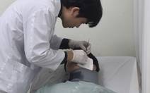 Tiêm filler tạo hình tai, ba năm sau cô gái 24 tuổi bị viêm nhiễm, áp xe