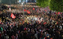 Cổ động viên Arsenal 'thị uy' sau chức vô địch