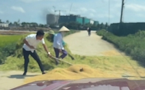 Xúc động cảnh tài xế ô tô giúp hai cụ dọn lúa giữa trưa nắng
