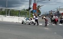 Nam sinh nhận cơn mưa lời khen khi lao tới đẩy xe ve chai giúp bà cụ giữa dốc cầu