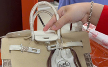Đấu giá trực tuyến: Túi Hermes size 25 màu trắng của bà Trương Mỹ Lan được mua 11,67 tỉ đồng