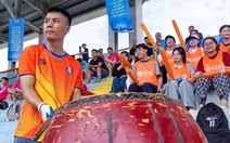 CĐV Công đoàn Ngân hàng Việt Nam cuồng nhiệt cổ vũ đội nhà hướng tới ngôi vương