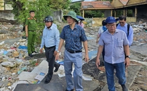 Kiểm tra, xử lý bãi rác 'lụi' ven nghĩa trang Bình Hưng Hòa sau phản ánh của báo Tuổi Trẻ