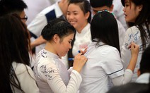 Ký tên lên áo đồng phục cuối cấp là ký ức đẹp hay sự lãng phí?