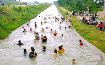 Nông dân gặt lúa đêm trốn nắng, người dân đổ ra kênh 'giải nhiệt'