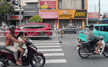 Dải phân cách tự động dùng năng lượng mặt trời đầu tiên ở TP.HCM hoạt động ra sao khi trời mưa?