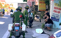 Đi xe máy điện kẹp ba không đội mũ bảo hiểm, nhóm học sinh bị phạt thụt dầu, buộc dắt bộ về