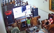 'Khối nghỉ hè' cầm vá đập vỡ màn hình tivi