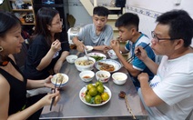 Còn trẻ ai cũng muốn đi xa, trưởng thành chỉ muốn trở về, có tiếng dép của mẹ, có dáng cha xem tivi