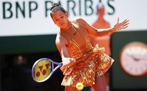 Naomi Osaka gây choáng với váy ‘lấp lánh như tháp Eiffel’ ở Roland Garros