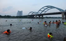 Người Hà Nội tắm sông giải nhiệt giữa ngày nắng nóng